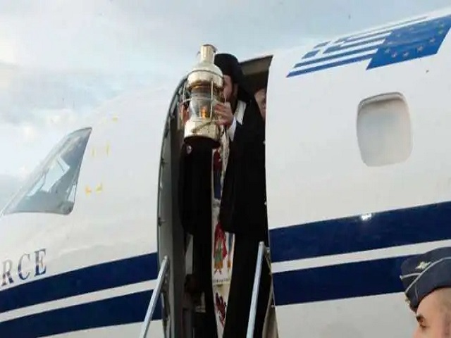Απαγορεύεται η μεταφορά του Αγίου Φωτός πόρτα – πόρτα από τους δήμους!