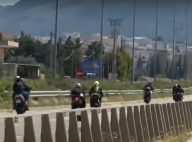 Μαρκόπουλο: Επίδειξη βλακώδους μαγκιάς, κατά αστυνομικού ελέγχου, από μηχανόβιους στη λεωφόρο Λαυρίου! (Βίντεο)