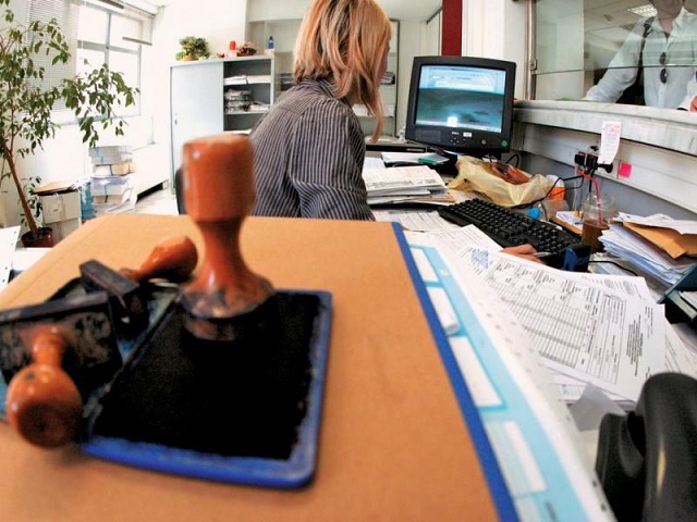 Δημόσιο: Έτσι θα γίνει η «επιστροφή» των υπαλλήλων στις υπηρεσίες τους