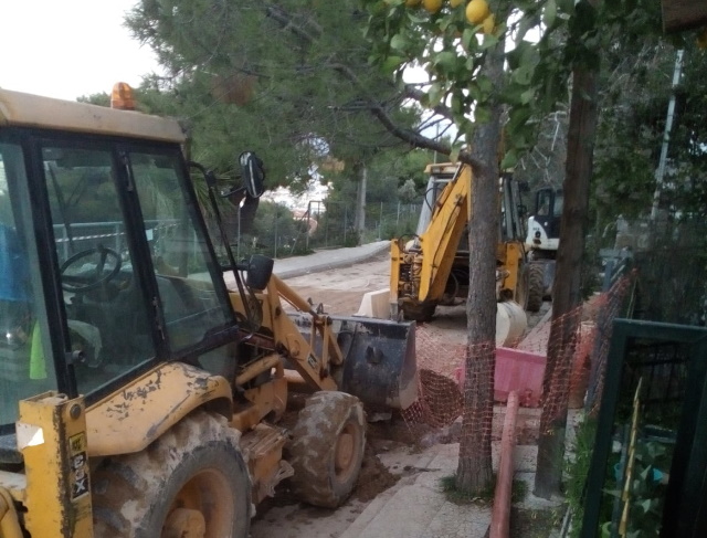 ΕΥΔΑΠ για έργα αποχέτευσης Γλυκών Νερών: Ευθύνες σε ανάδοχο για κακοτεχνίες και κατοίκους για ατυχήματα 