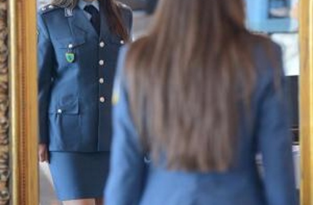 Σε διαθεσιμότητα η αστυνόμος που δούλευε και σε εστιατόριο του Μαραθώνα! 