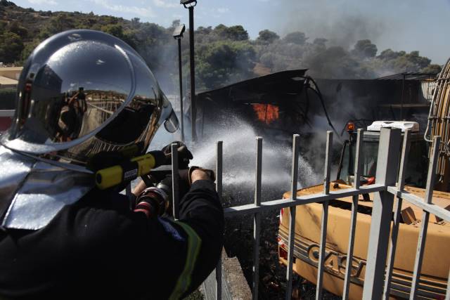 Υπό έλεγχο μετά από μάχη 12 ωρών η πυρκαγιά στην αποθήκη ξυλείας της Βάρης – Κορωπίου! (Φωτός)