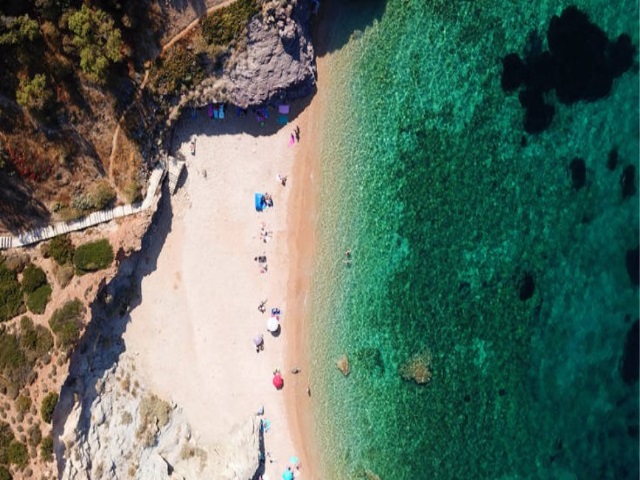Αν. Αττική: Αυτές είναι οι 69 παραλίες κατάλληλες για κολύμπι και με τη βούλα της Περιφέρειας