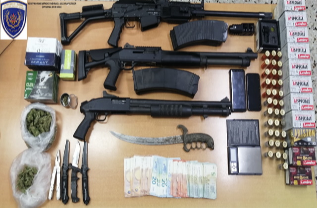 Αρτέμιδα: Ναρκωτικά και όπλα στη λεωφόρο Βραυρώνος