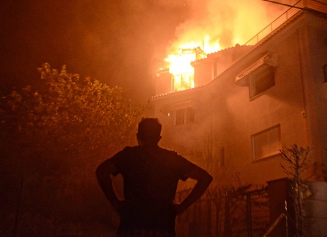 Πως η φωτιά στη Βαρυμπόμπη προκαλεί διακοπές υδροδότησης στις περισσότερες περιοχές της Ανατ. Αττικής 