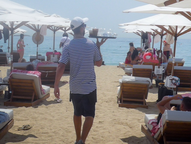 Πλαστικό και ψηφιακό χρήμα κερδίζουν έδαφος και στις διακοπές μας 