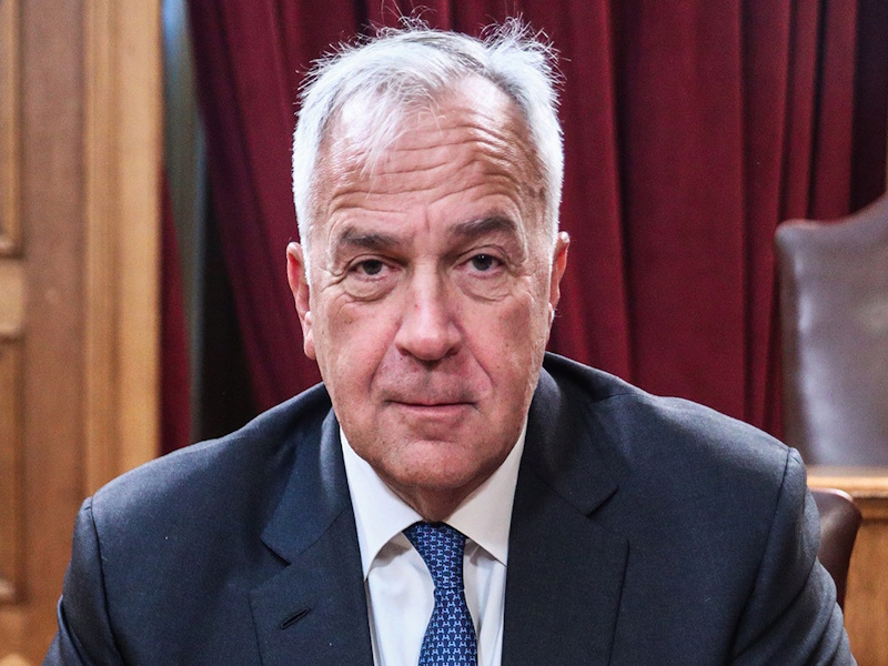 O λασπωμένος, μπαρουτοκαπνισμένος και… τραυματισμένος Μάκης Βορίδης 
