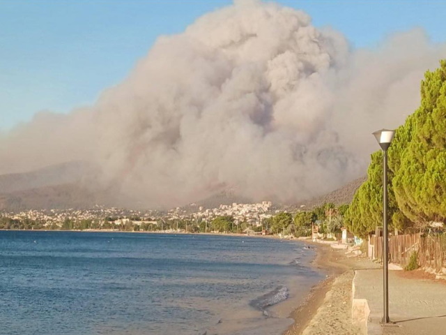 Οι φλόγες «οργώνουν» για δεύτερο δωδεκάωρο τη Βορειοανατολική Αττική (Χάρτης NASA & Βίντεος)