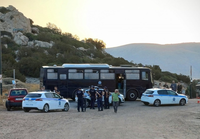 Γλίστρα Λαγονησίου: Από το ξημέρωμα πολίτες περιφρουρούν την παραλία – Στο σημείο και ΜΑΤ 
