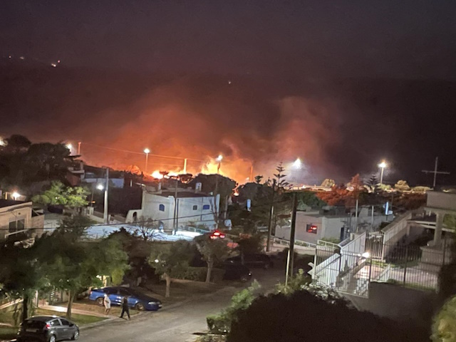 Φωτιά στον Σαρωνικό: Ερευνώνται δυο περιπτώσεις εμπρησμού τα ξημερώματα μακριά από τα μέτωπα