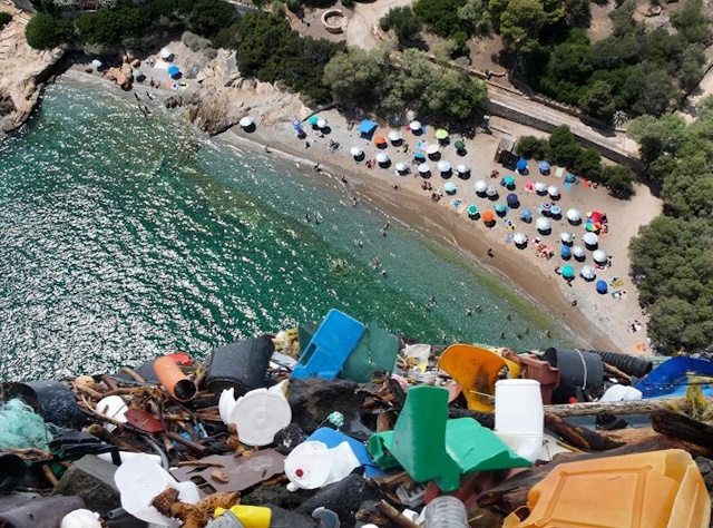 Ερωτοσπηλιά Πόρτο Ράφτη: Από ειδυλλιακό καταφύγιο, πρωταγωνίστρια του σκουπιδαριού