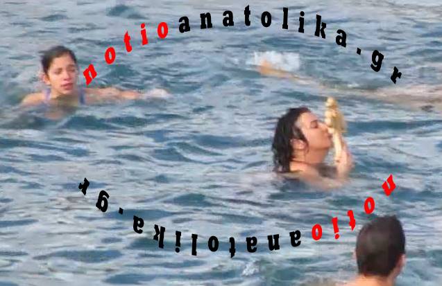 Ραφήνα: Οι γυναίκες που βούτηξαν για τον Σταυρό και ο 23χρονος που Τον έπιασε για δεύτερη φορά  (Video)