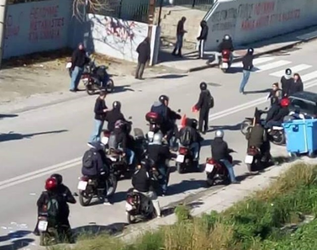 Τρόμος στον Γέρακα από επέλαση αναρχικών στην κεντρική πλατεία και σε σχολεία της πόλης (Φωτός)