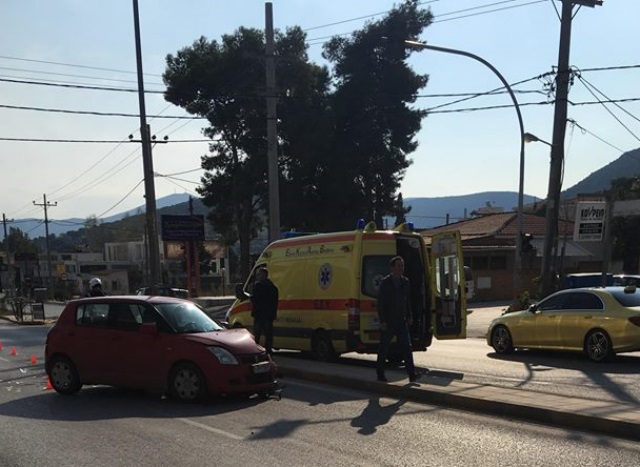 Σφοδρή σύγκρουση στη λεωφόρο Πόρτο Ράφτη με μία τραυματία! (Φωτός)