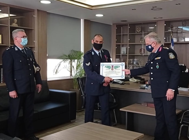 Η Ελληνική Αστυνομία παρασημοφόρησε τον ήρωα ειδικό φρουρό του Α.Τ. Λαυρίου, Θ. Γεμελιάρη !