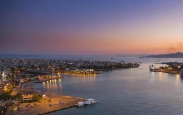 Στο λιμάνι του Λαυρίου το δεξαμενόπλοιο που παρέμενε ακυβέρνητο λόγω μηχανικής βλάβης