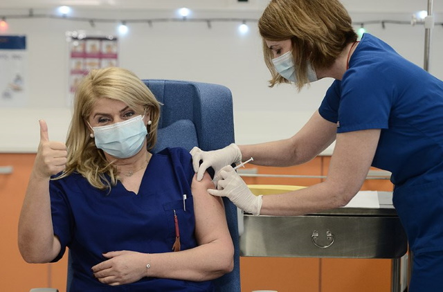 Επιτέλους ελπίδα: Η φωτογραφία γροθιά στους ηλίθιους και πανηλίθιους αρνητές του εμβολίου!