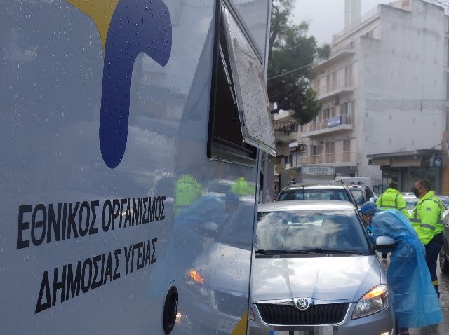 Σαφές δείγμα υπευθυνότητας: Οι πολίτες του Κορωπίου μετείχαν μαζικά στα rapid tests του ΕΟΔΥ (Φωτός & Βίντεο)