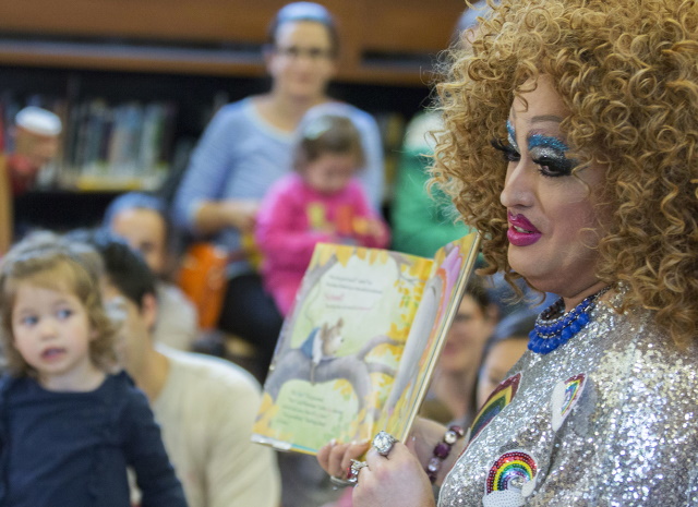 Μια εκδήλωση που θα συζητηθεί: Drag Queens προσκαλούν παιδιά 3-12 ετών για να τους διαβάσουν παραμύθια 