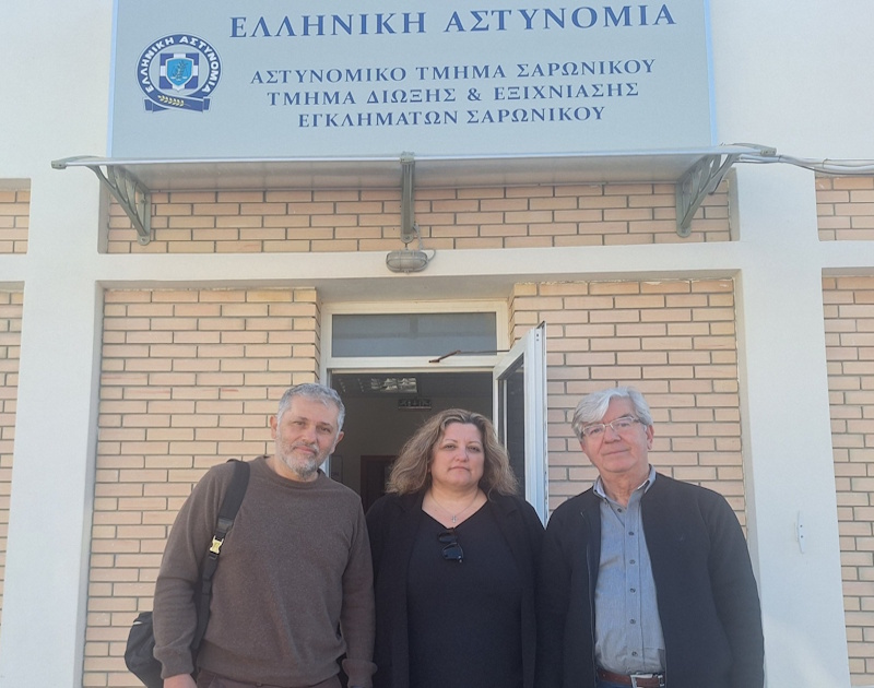 Διάρρηξη στο δημαρχείο Σαρωνικού: Το επικοινωνιακό σόου της αντιπολίτευσης με φόντο το τοπικό Α.Τ.  