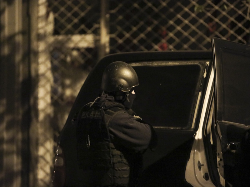 Δυσοσμία Greek Mafia στα Καλύβια: Δύο υποθέσεις, ένα ανησυχητικό συμπέρασμα