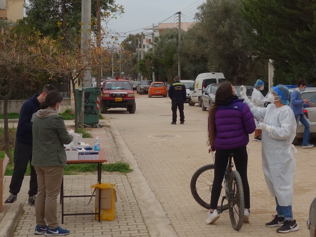 Συμμετοχή έκπληξη από τους πολίτες στα rapid tests των Γλυκών Νερών – Τί έδειξαν τα αποτελέσματα (Βίντεο & φωτός)