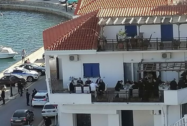 Γεύμα Μητσοτάκη στην Ικαρία: Πολιτική αντιπαράθεση και αντιδράσεις από τους πολίτες