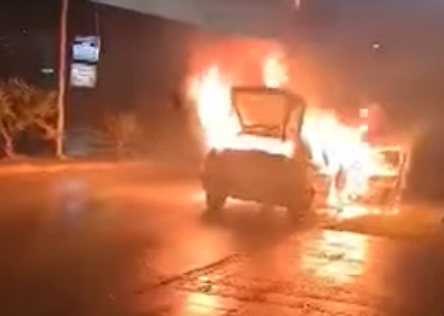 Λαγονήσι: Περιπολικό της ΕΛ.ΑΣ. τυλίχτηκε στις φλόγες επί της λεωφόρου Καλυβίων (Βίντεο)
