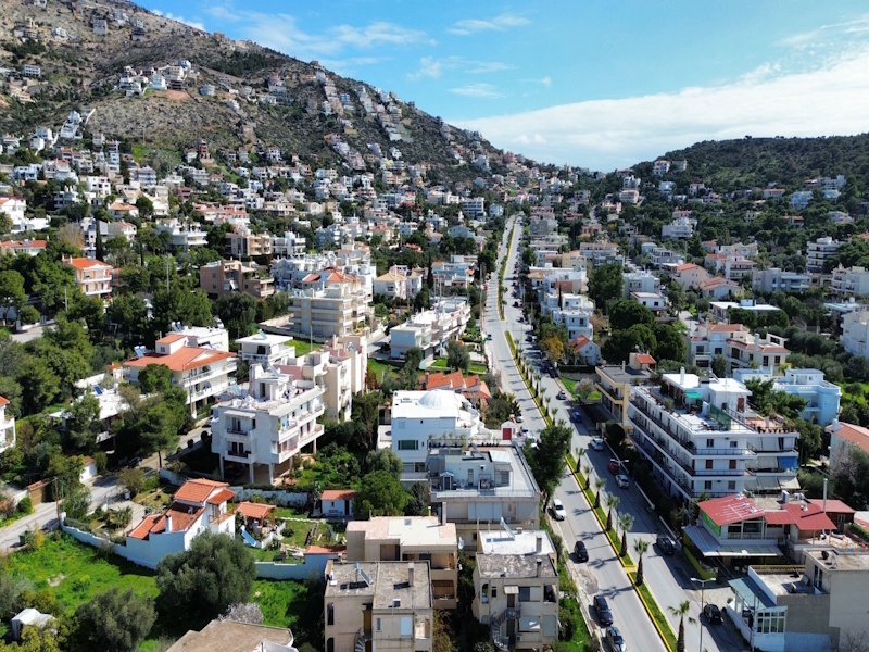 Σαρωνίδα: Τέλος στις κρατικές διεκδικήσεις ακινήτων - Τι αλλάζει άμεσα για τους κατοίκους με το νέο νόμο