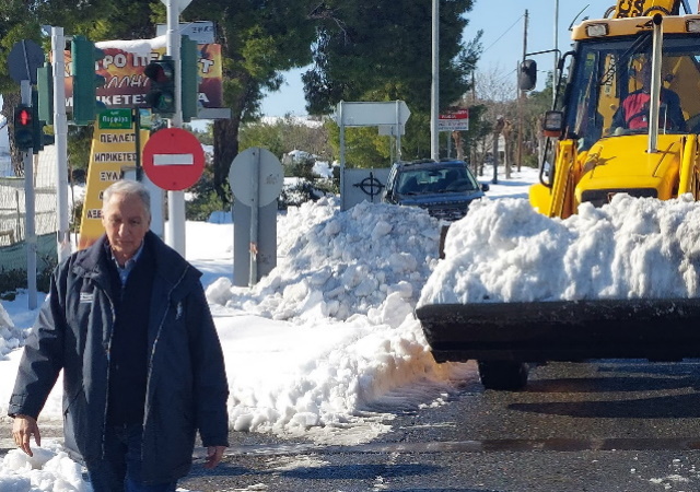 Το μεγάλο φάουλ των εκχιονιστικών της Περιφέρειας Αττικής στις λεωφόρους Λαυρίου και Μαραθώνος (Φωτός)