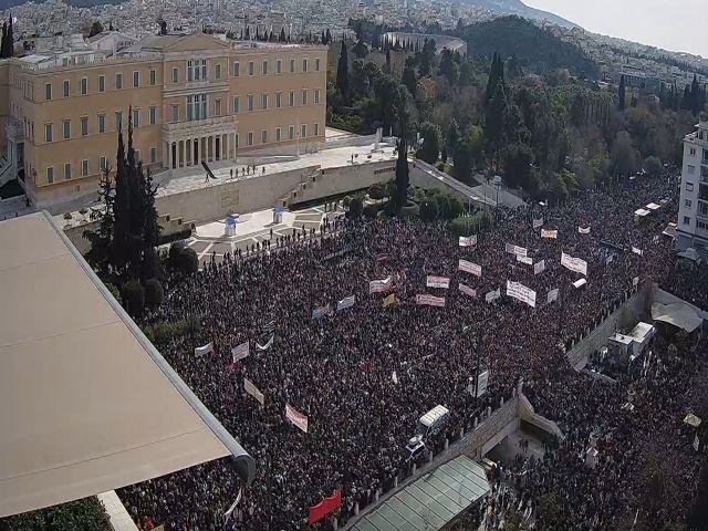 Φωτογραφίες από τη λαοθάλασσα οργής σε Αθήνα και άλλες πόλεις της χώρας για το έγκλημα των Τεμπών