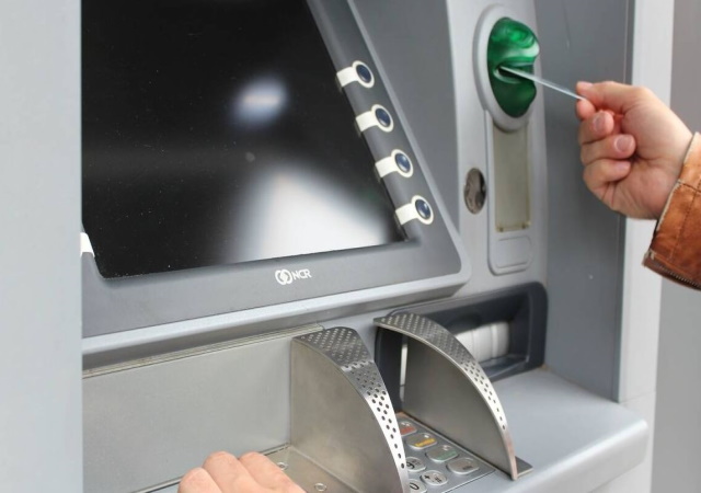 Σε ισχύ οι καταργήσεις και οι μειώσεις των τραπεζικών προμηθειών (Πίνακας)