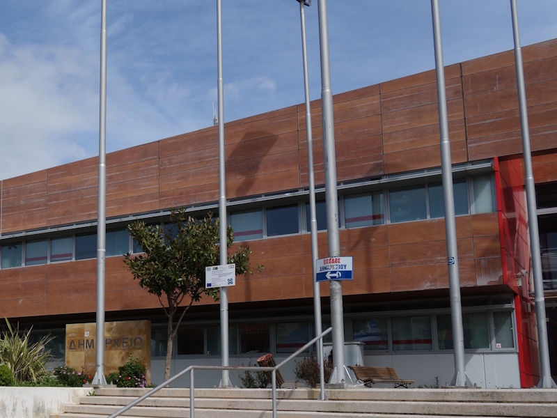 Διαμαρτυρίες στον Δήμο Παλλήνης: Υπάλληλοι στοιβαγμένοι σε διαδρόμους