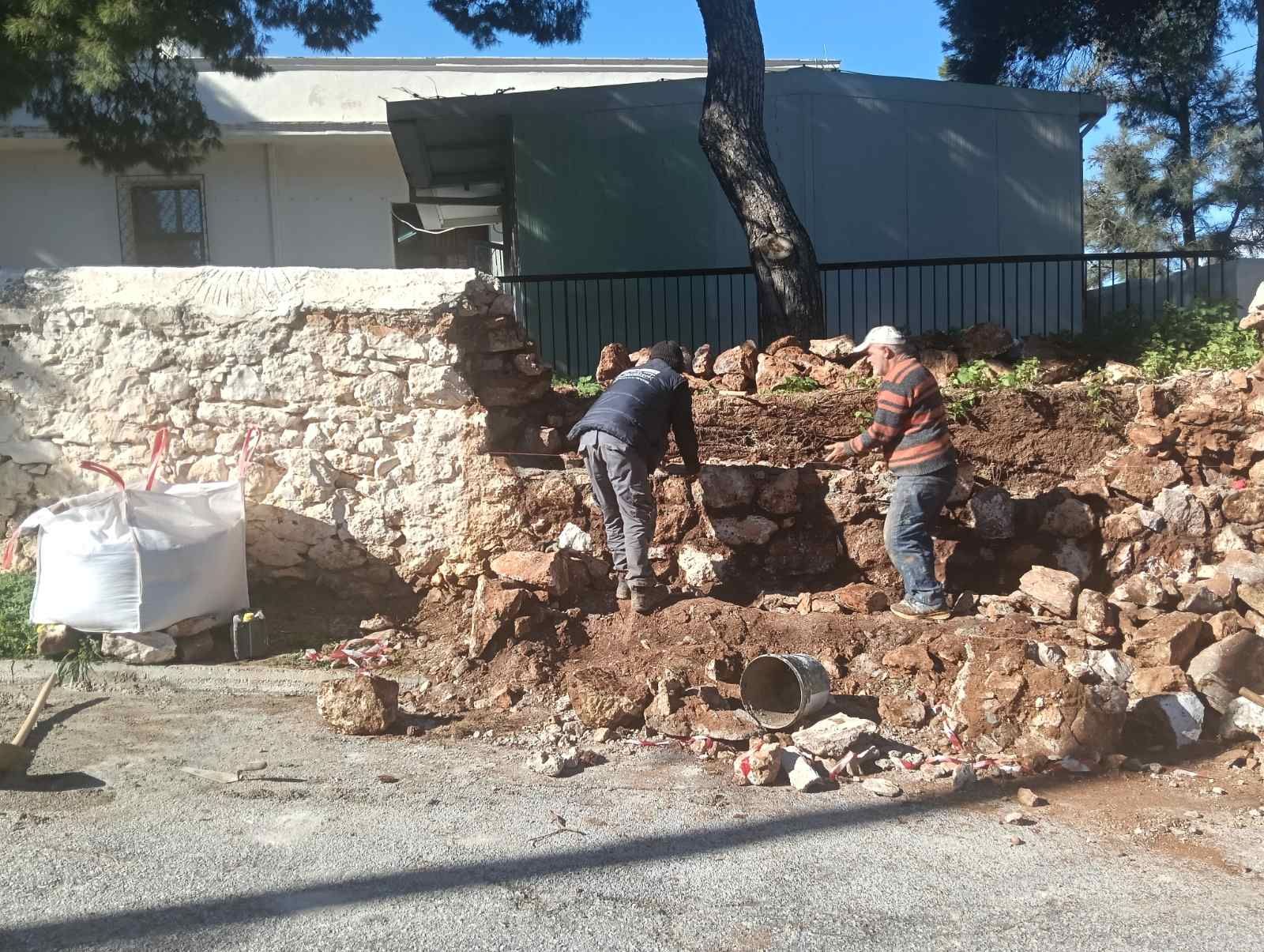 Δήμος Σαρωνικού: Άμεση αποκατάσταση ζημιών στη μάντρα του 1ο Δημοτικό Σχολείο Καλυβίων