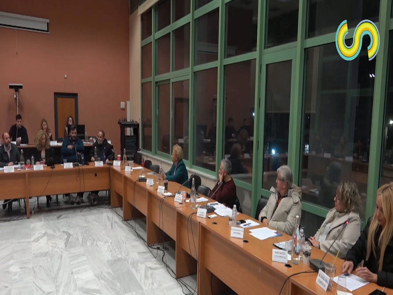 Δημοτικό Συμβούλιο Σαρωνικού: Η συνεδρίαση που μετατόπισε τη συζήτηση από την ουσία στο περιθώριο