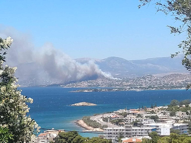 Αγ. Δημήτριος Κορωπίου: Φωτιά σε πλήρη εξέλιξη ανάμεσα σε σπίτια 