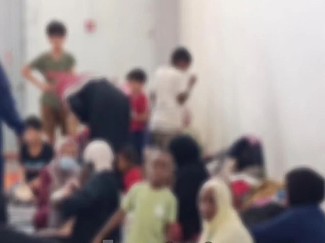 Στις 3 τα ξημερώματα στο Λαύριο οι 520 διασωθέντες μετανάστες από τη Γαύδο – Ανησυχία στην τοπική κοινωνία