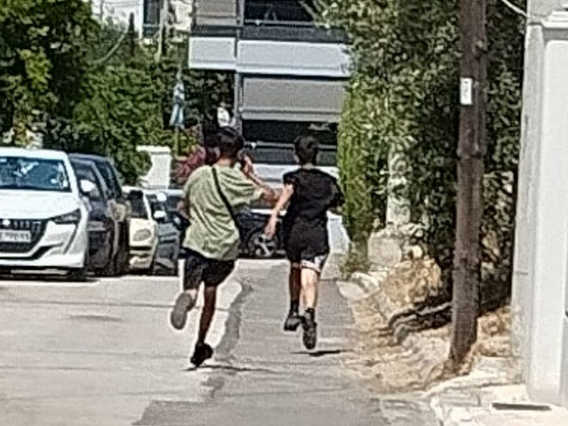 Γέρακας: Παιδιά πετούν μπαλόνια με νερό σε διερχόμενα αυτοκίνητα – Κίνδυνος για οδηγούς και πεζούς
