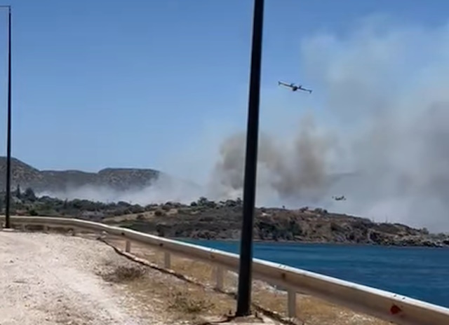 Φλόγες και εκκενώσεις στην Παλαιά Φώκαια – Μάχη με τον χρόνο και τον άνεμο (Συνεχής ενημέρωση)