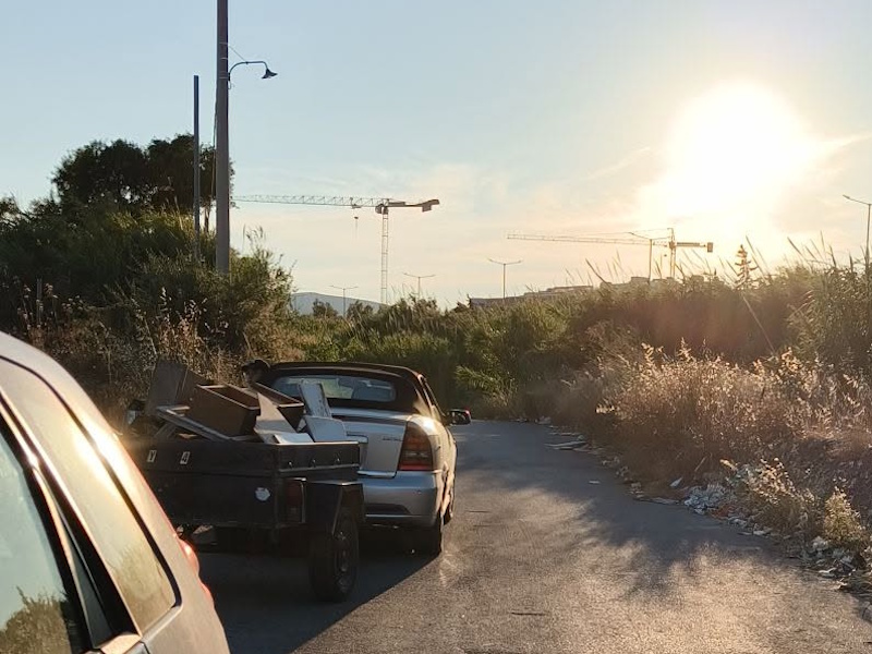 Καταγγελία κατοίκου: «Μέσα στα καμένα του Οβριοκάστρου Κερατέας πέταγαν εύφλεκτα υλικά»