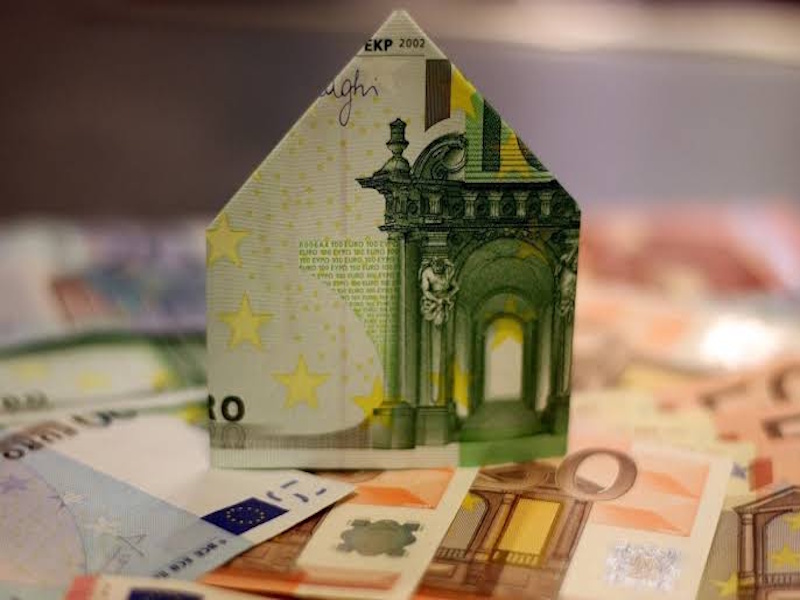 Νόμος Κατσέλη: Τι αλλάζει για χιλιάδες δανειολήπτες – Πώς μειώνονται δόσεις και τόκοι