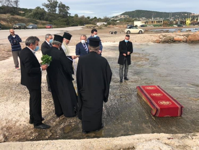 Ανάβυσσος: Αντάρτικο... συριζοεκκλησιαστικό με ρίψη Σταυρού στη θάλασσα παρά τον νόμο! (Φωτός)