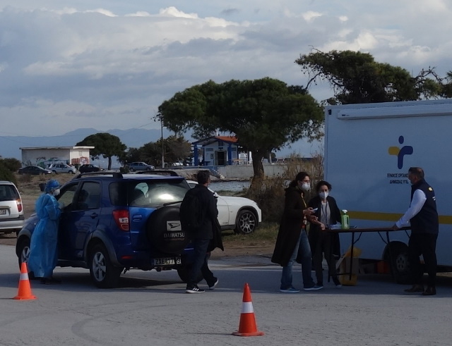 Με τάξη, ταχύτητα και μεγάλη συμμετοχή τα rapid tests στο γήπεδο της Αρτέμιδας (Βίντεο & φωτός)