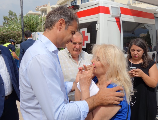 Το ξέσπασμα της γυναίκας που τα έχασε όλα, στην αγκαλιά του Κυριάκου Μητσοτάκη! (Βίντεο)