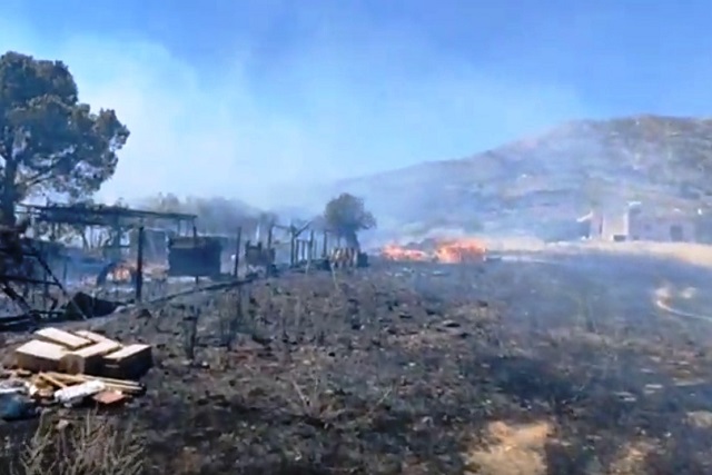 Κλιμακώνονται οι προσπάθειες για τον έλεγχο της πυρκαγιάς στην Αμάχαιρη Κερατέας!