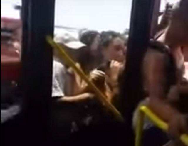 Ελληνικό – Σαρωνίδα: Το βίντεο του οδηγού του λεωφορείου με τον «πόλεμο» των επιβατών για μια θέση στην... παραλία 