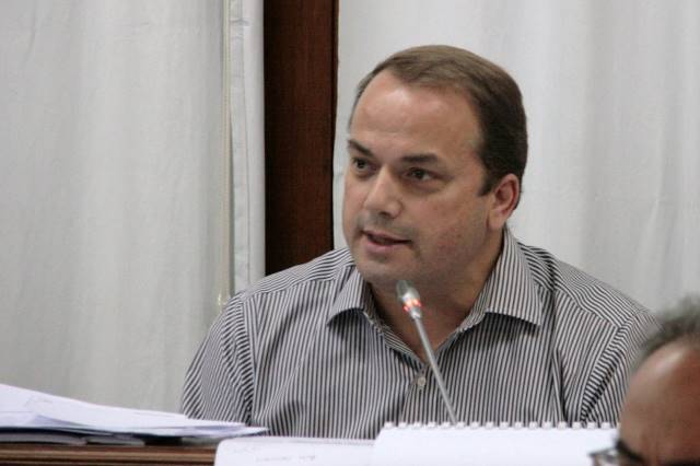 Όταν ο Γρηγόρης Κωνσταντέλλος τραγούδησε... με το στόμα γεμάτο φιλιά! (Video)