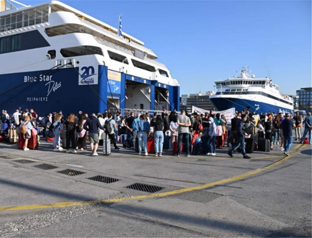 Ξύπνησαν οι πολίτες: Πήραν στο κυνήγι «απεργούς» του ΚΚΕ στο λιμάνι του Πειραιά (Βίντεο)