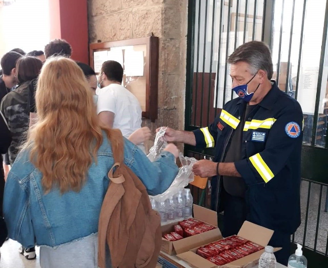 Η Πολιτική Προστασία Κορωπίου στο πλευρό των παιδιών που δοκιμάζονται στις Πανελλαδικές (Φωτός)
