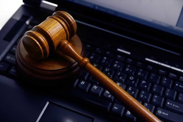 Πρωτόδικη καταδίκη πολίτη για υβριστικές επιθέσεις κατά δημ. συμβούλου μέσω των social media (Συνέντευξη)